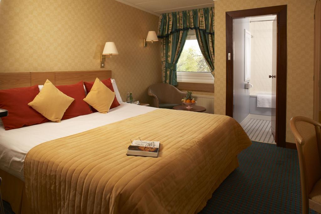 King Malcolm Hotel Dunfermline Chambre photo